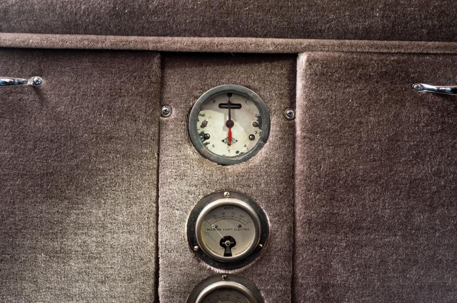 Детали интерьера Milburn Electric Model 27L Light Brougham 1922 года  (фото 13 из 18)